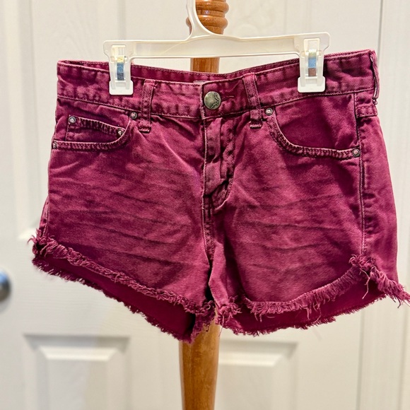 Free People Cut Off Short Harlo Denim Maroon Purple Distressed Sz 25 Baddy core - Picture 3 of 11